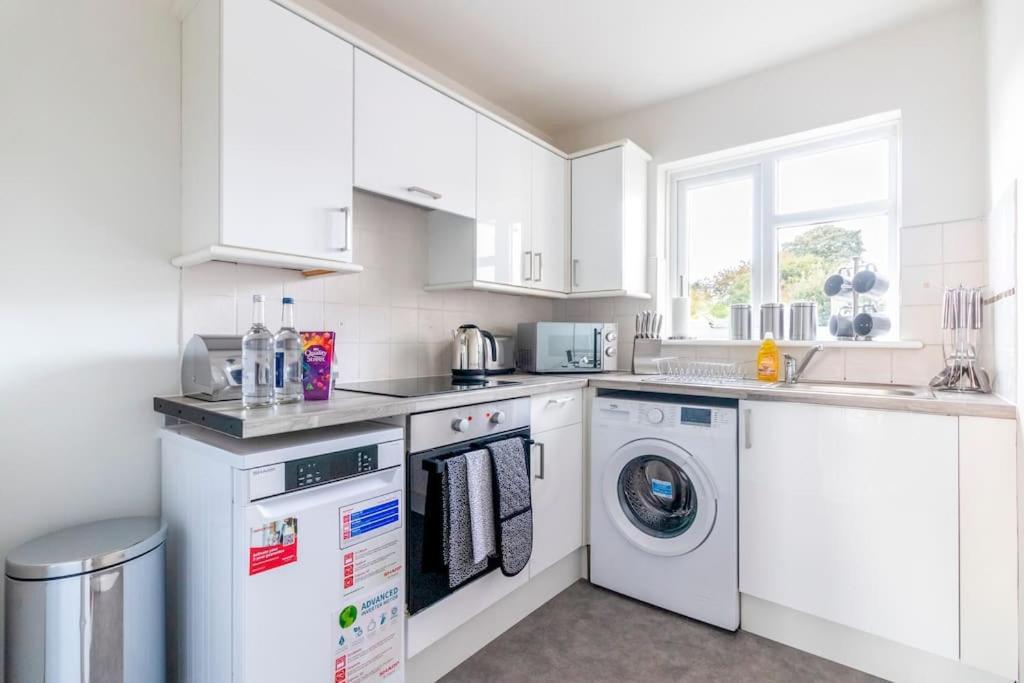 Beautiful Sea View 2 Bedroom Sleeps 6-Free Parking Bournemouth Exterior photo