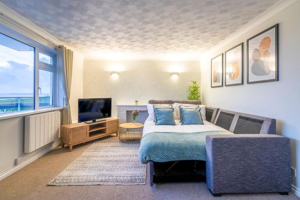 Beautiful Sea View 2 Bedroom Sleeps 6-Free Parking Bournemouth Exterior photo